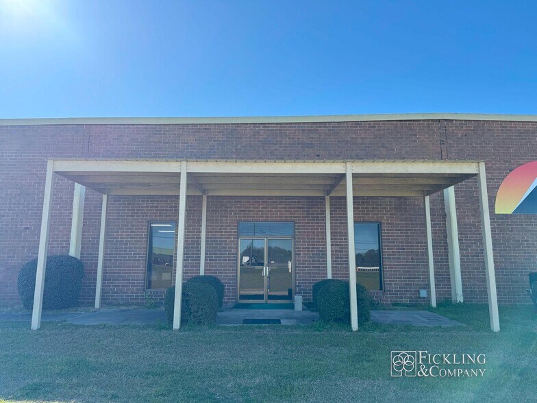 More Photos Of 139 Benjamin Hill Dr, Fitzgerald Warehouse For Sale