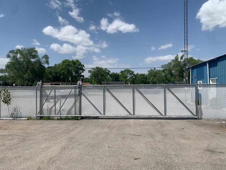 More Photos Of 302 E Wapella St, Minooka Service For Lease