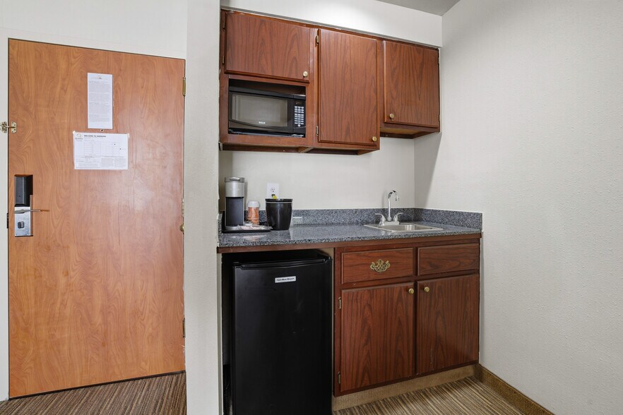 More Photos Of 1575 S Meridian Rd, Meridian Hotel For Sale