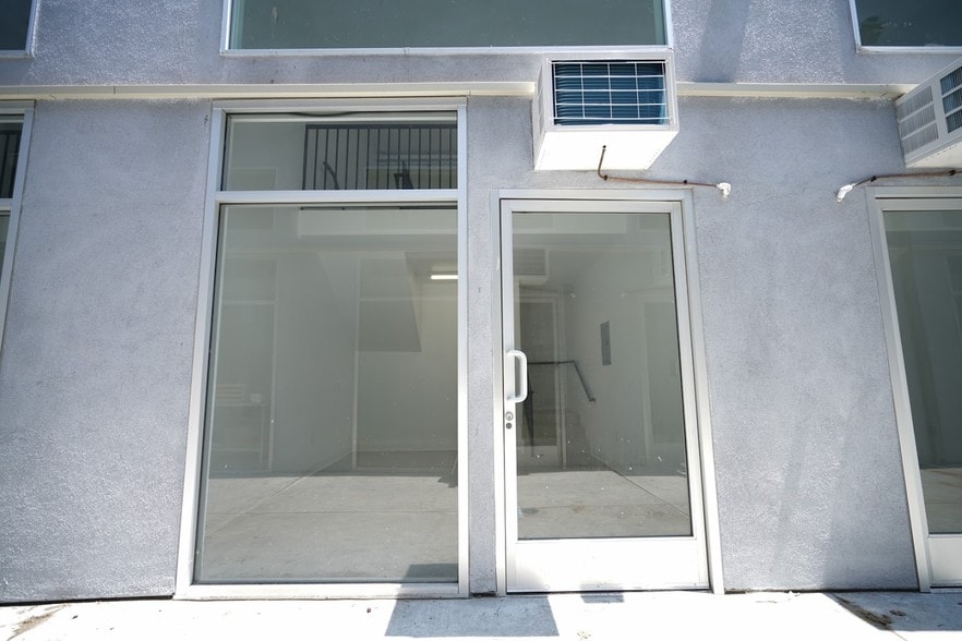 More Photos Of 1040 S Los Angeles St, Los Angeles Freestanding For Sale