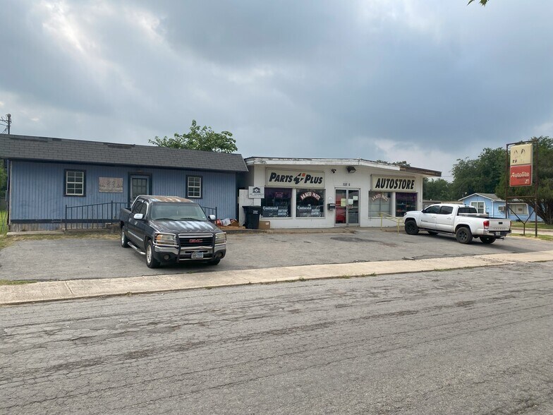 More Photos Of 320 S Mulberry St, Pearsall Auto Repair For Sale