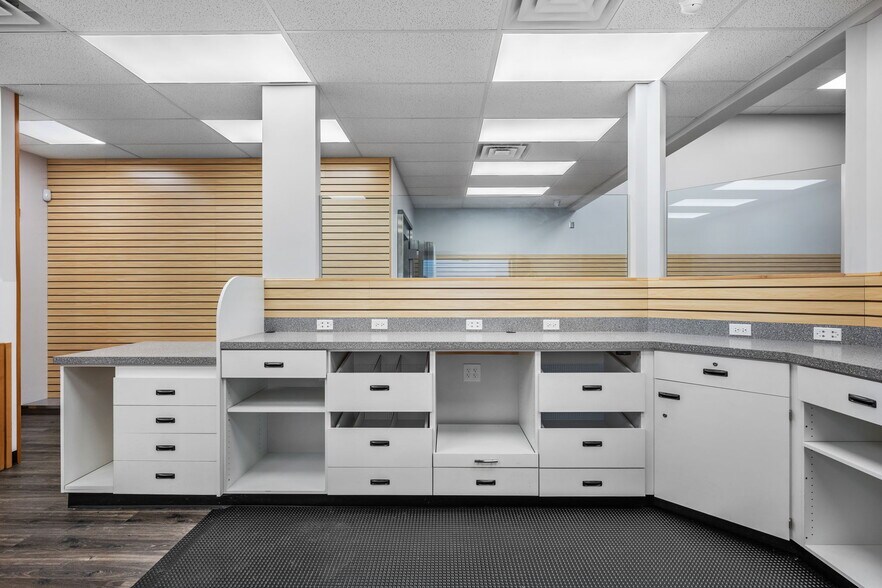 More Photos Of 639 Morgan St, Davenport Bank For Lease