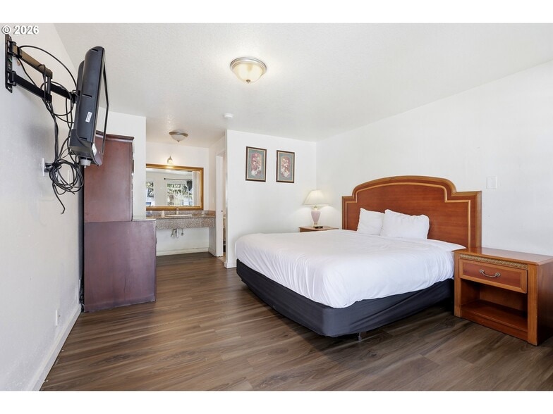 More Photos Of 11324 NE Sandy Blvd, Portland Hotel For Sale