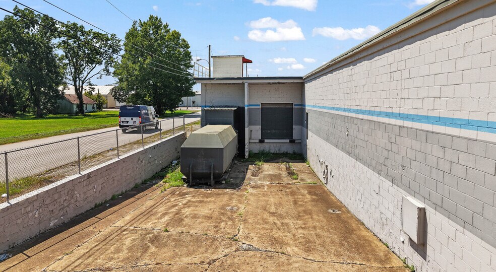 More Photos Of 312 S 14th Ave, Humboldt Manufacturing For Sale