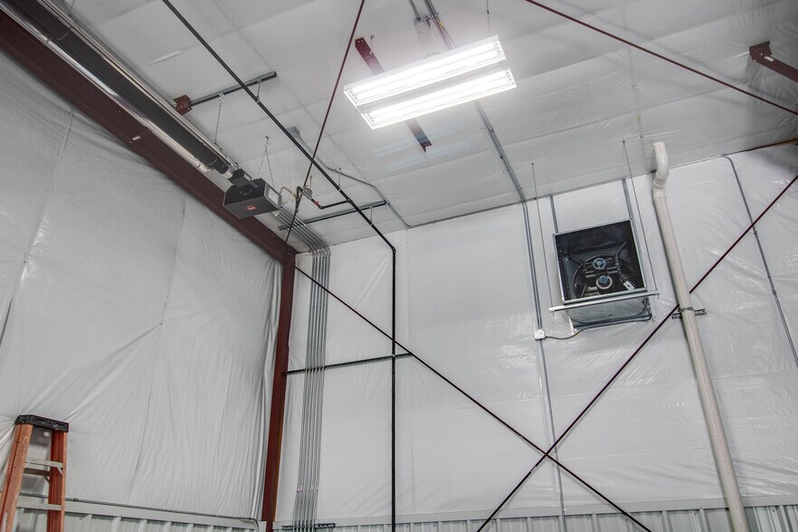 More Photos Of 300 Rou des Chateaux, Bethalto Parking Garage For Sale