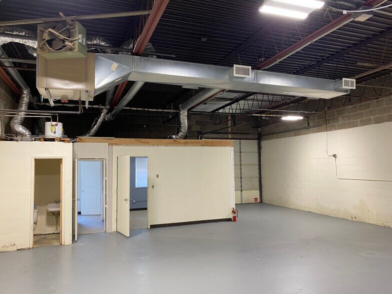 More Photos Of 104 Allen Blvd, Farmingdale Warehouse For Lease