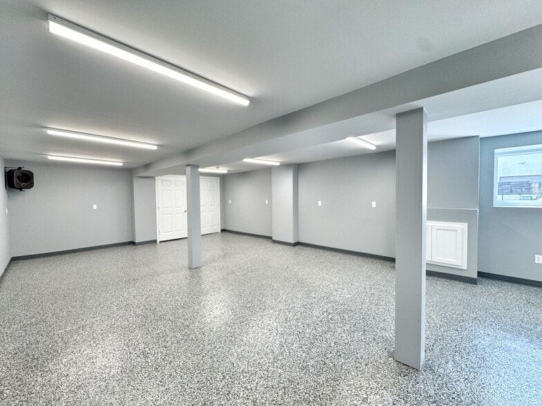 More Photos Of 16 Ruby St, Norwalk Manufacturing For Lease