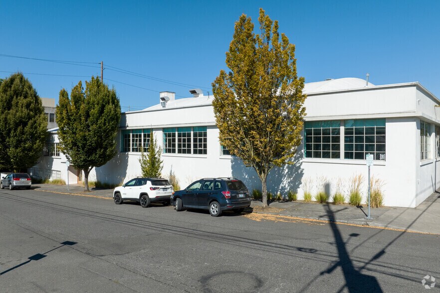 More Photos Of 911-915 NE Davis St, Portland Flex For Lease