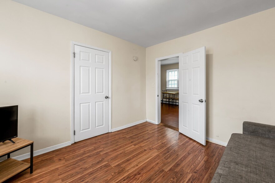 More Photos Of 200 Hall Ave, Perth Amboy Bar For Sale