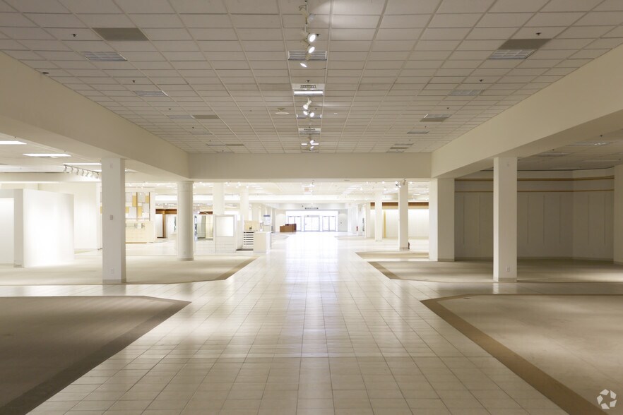 More Photos Of 5600 Harvey St, Muskegon Department Store For Sale