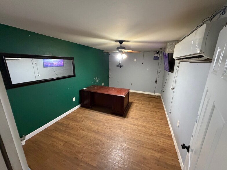 More Photos Of 4295 Banner Rd, Noble Storefront For Sale
