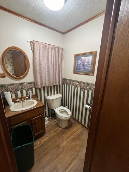 More Photos Of 9 Herrick Aly, Monroeville Freestanding For Sale