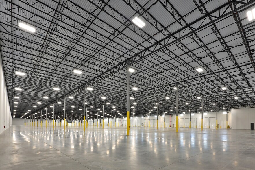 More Photos Of 497 Robin Lake Rd, Duncan Distribution For Lease