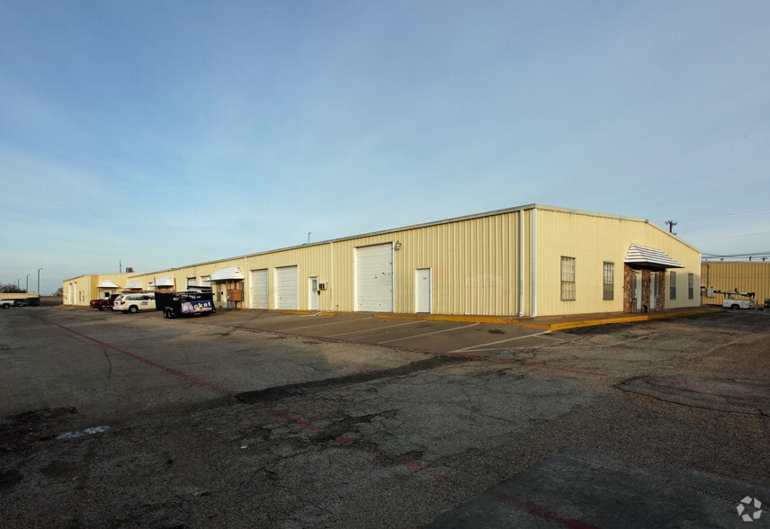 More Photos Of 301-363 N Briery Rd, Irving Warehouse For Lease