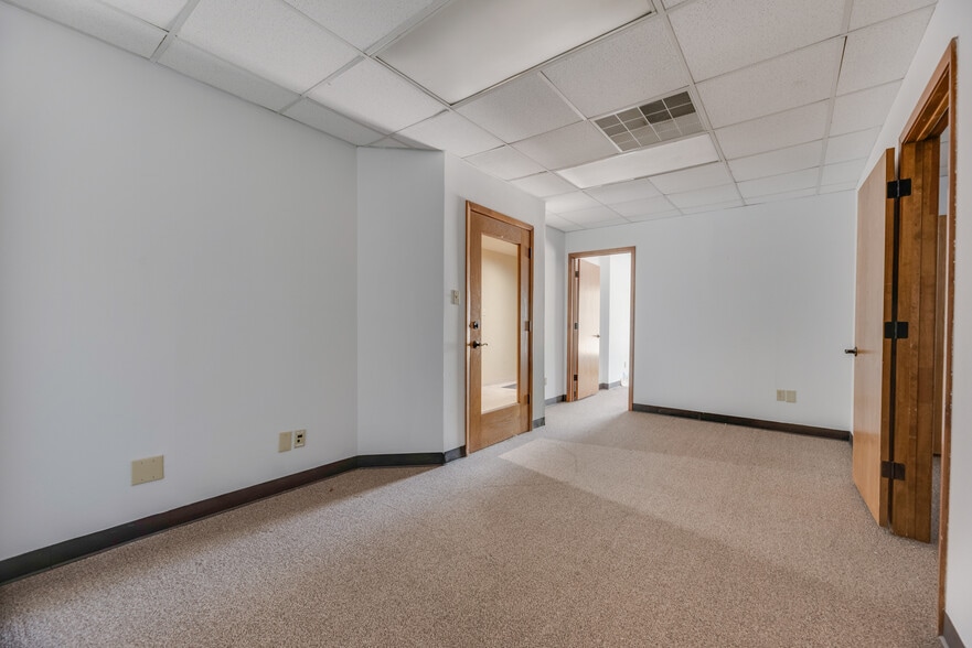 More Photos Of 726 Dalworth St, Grand Prairie Office For Sale