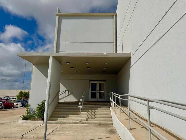 More Photos Of 13802 N Unitec Dr, Laredo Warehouse For Lease