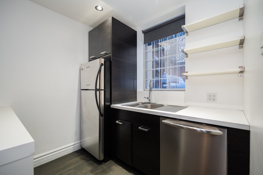 More Photos Of 1583 Rue Saint-Hubert, Montréal Medical For Sale