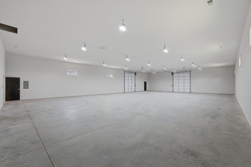 More Photos Of 136 Shivel Dr, Hendersonville Showroom For Sale