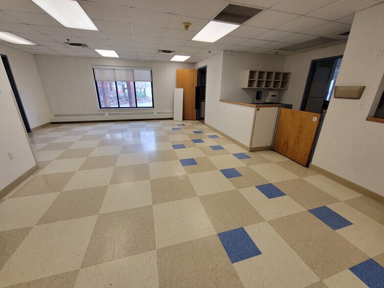 More Photos Of 4800 N 4th Ave, Sioux Falls Schools For Lease