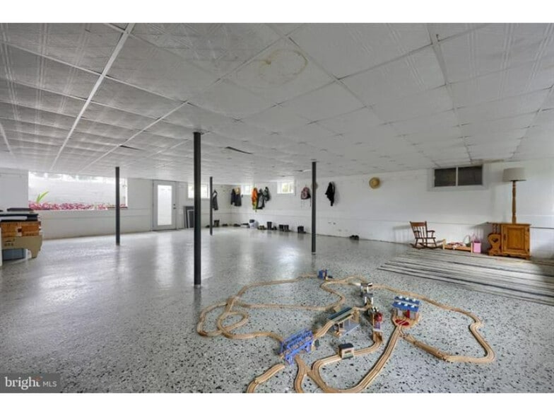 More Photos Of 240 Railroad Ave, Bird In Hand Flex For Sale