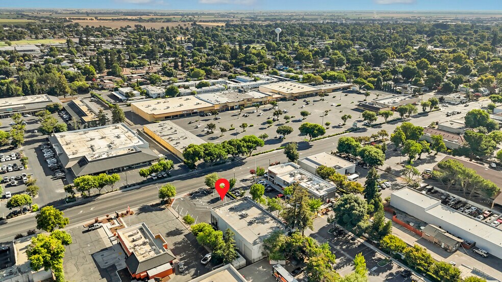 More Photos Of 73 W Court St, Woodland Freestanding For Sale