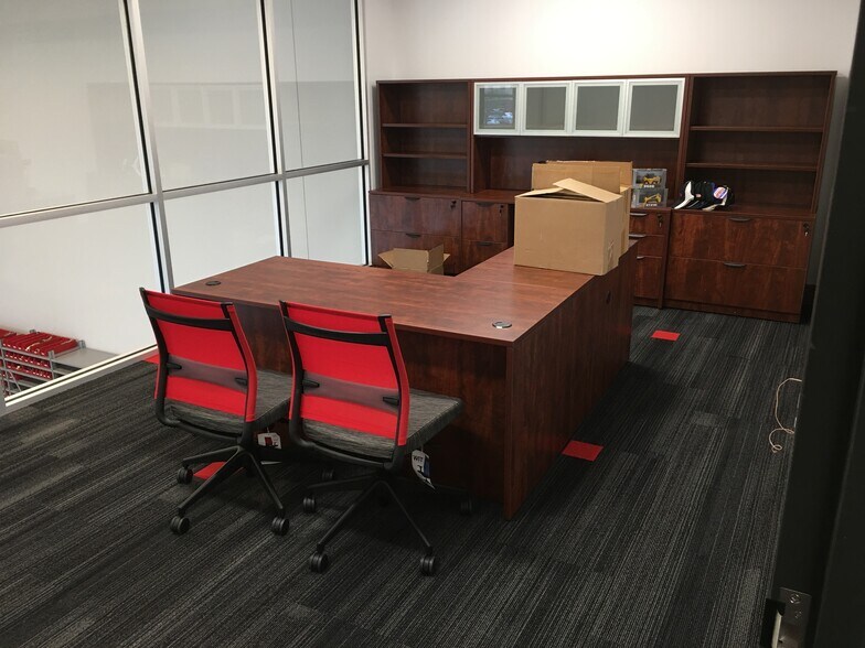 More Photos Of 23 W Pike St, Houston Storefront Retail Office For Lease