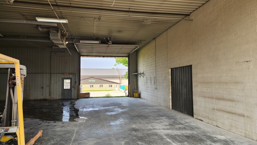 More Photos Of N1009 County Road L, Watertown Warehouse For Lease