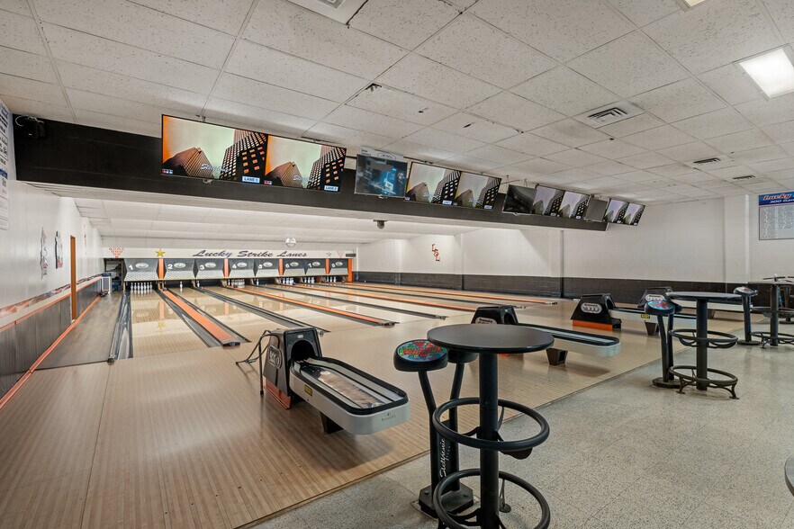 More Photos Of 412 Main St SW, Ronan Sports And Entertainment For Sale
