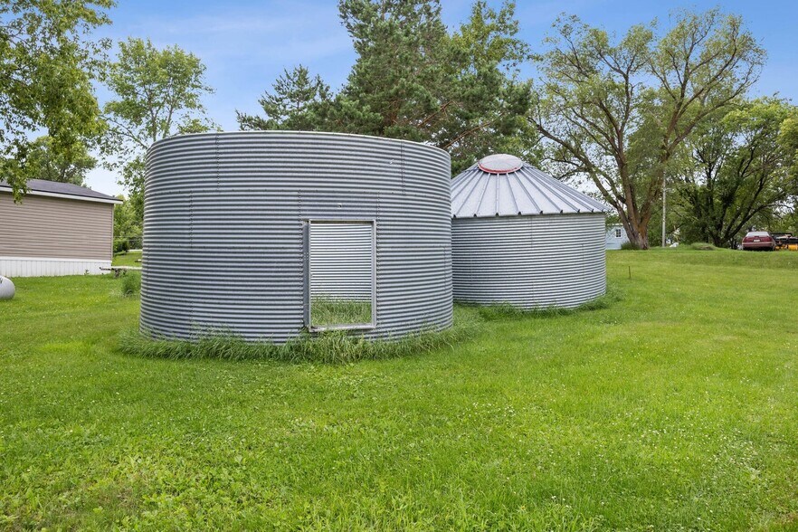 More Photos Of 511 Fergus Ave, Erhard Restaurant For Sale