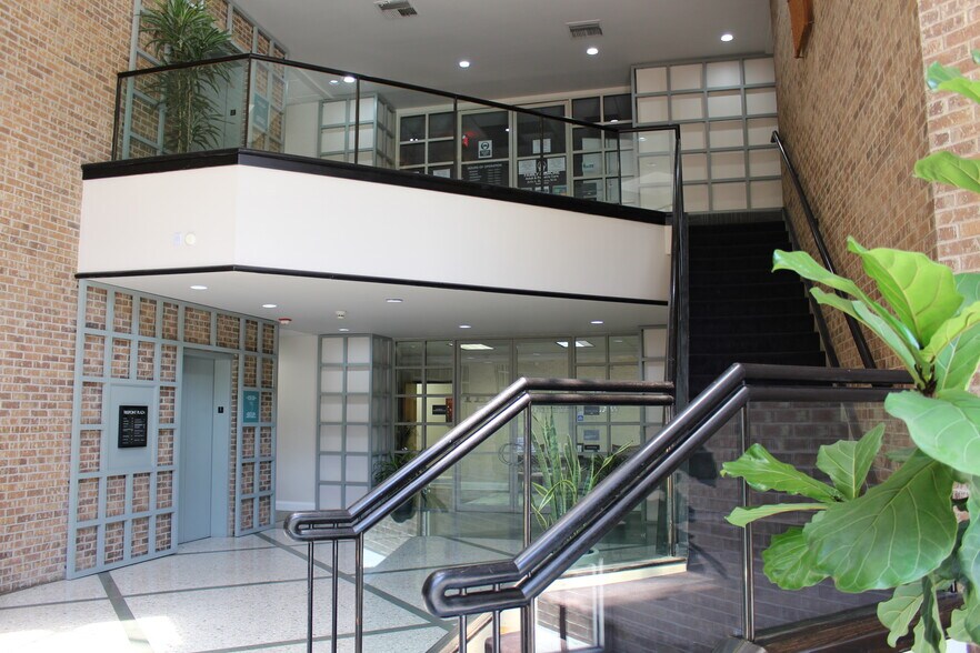 More Photos Of 16901 N Dallas Pky, Addison Office For Lease