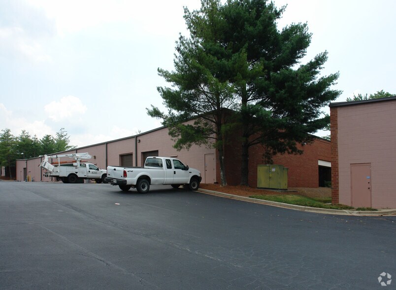 More Photos Of 4000 Dekalb Technology Pky, Atlanta Showroom For Lease