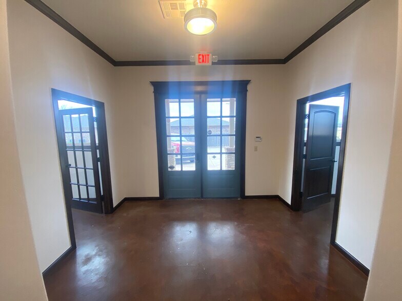 More Photos Of 604 W 18th St, Edmond Office For Lease