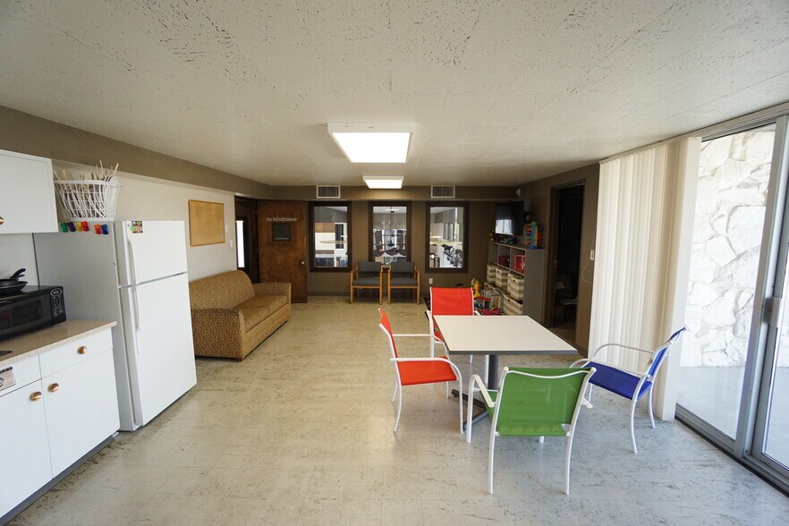 More Photos Of 401 S 7th St, Sunnyside Bank For Sale