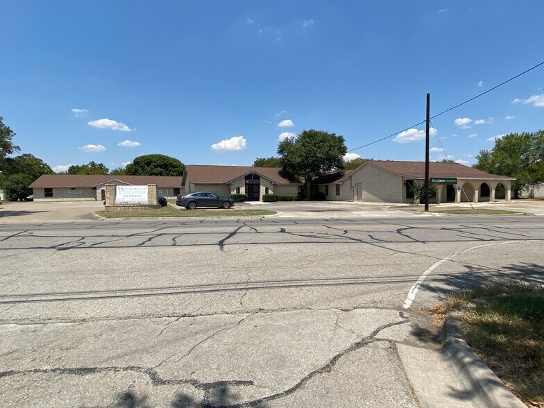 Primary Photo Of 1011 W San Antonio St, Lockhart Medical For Lease