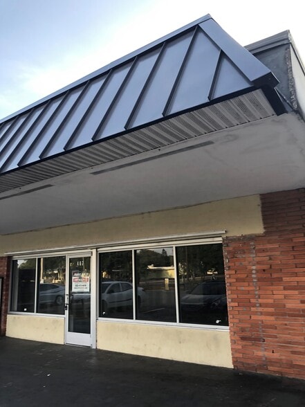 Primary Photo Of 403-407 Clearwater Largo Rd N, Largo General Retail For Sale