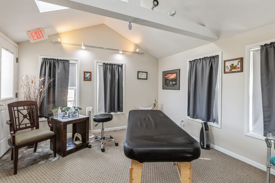 More Photos Of 324 1st St, Des Moines General Retail For Sale