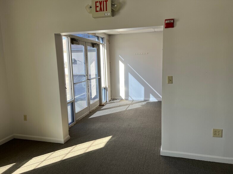 More Photos Of 45 Londonderry Tpke, Hooksett Office For Lease
