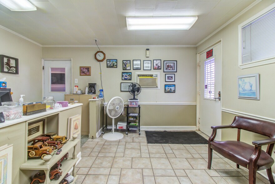 More Photos Of 1814 33rd Ave, Gulfport Auto Repair For Sale