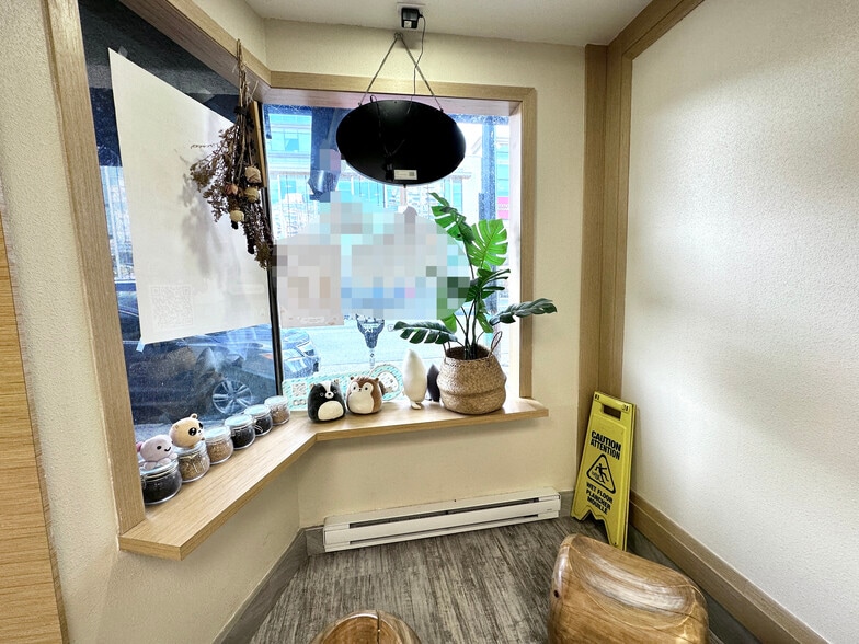 More Photos Of 4611 Kingsway, Burnaby General Retail For Lease