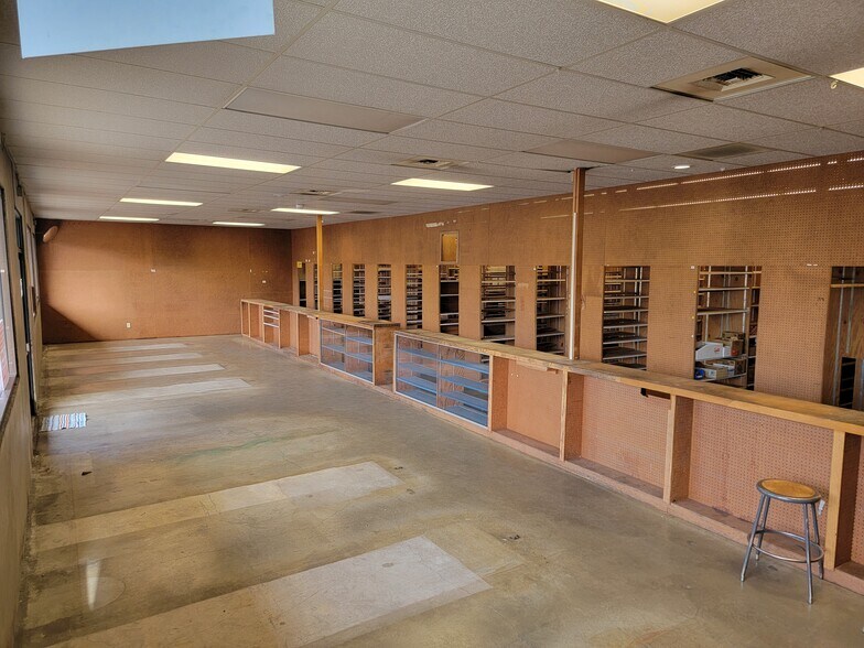 More Photos Of 532 Oregon Way, Longview Auto Repair For Lease