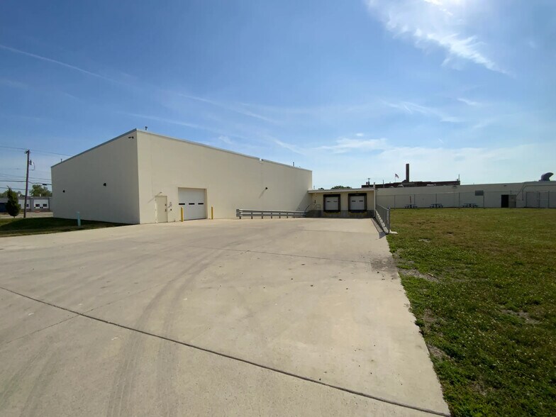 Primary Photo Of 211 Sylvania Ave, Toledo Manufacturing For Lease