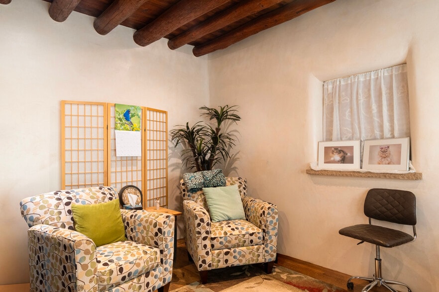 More Photos Of 312 Read St, Santa Fe Freestanding For Sale
