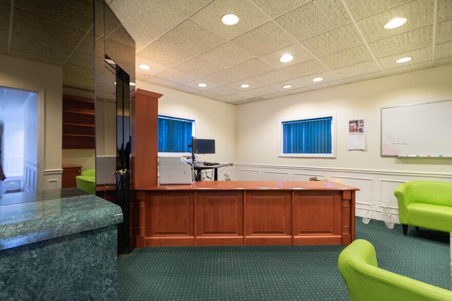 More Photos Of 275 Dixon Ave, Amityville Office For Sale