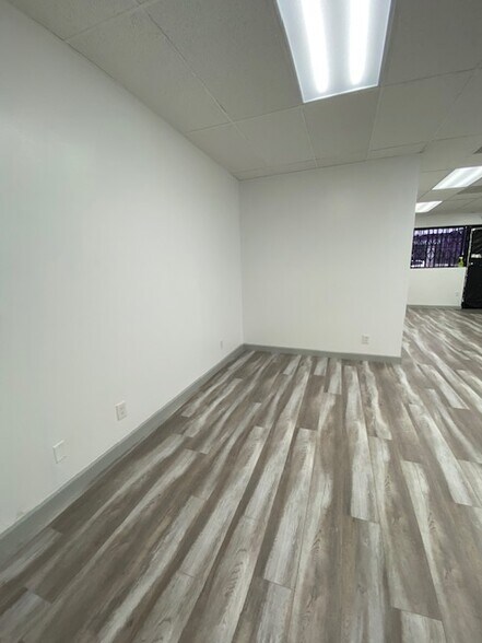 More Photos Of 11232 Vanowen St, North Hollywood Storefront Retail Office For Lease