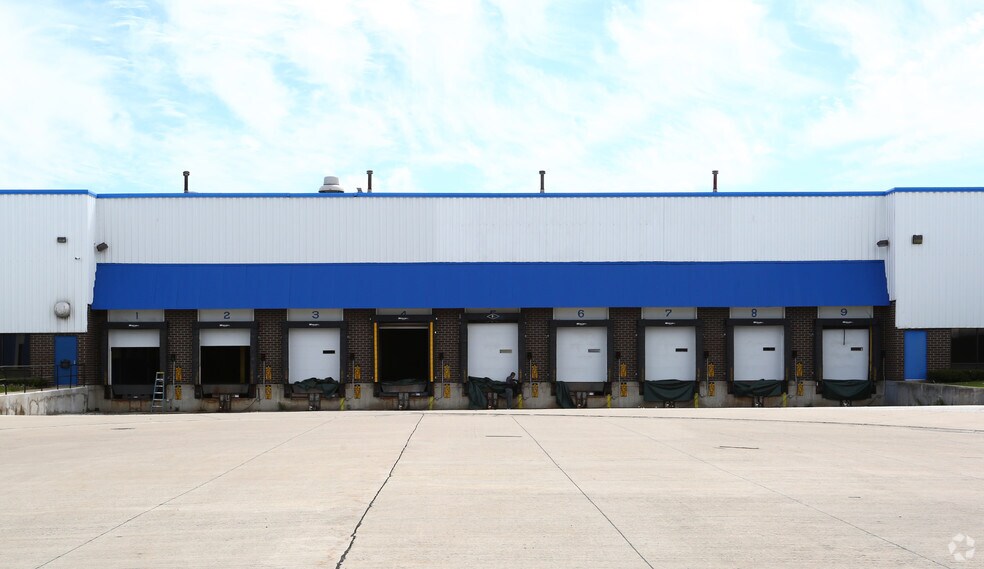 More Photos Of 700 Golf Ln, Bensenville Warehouse For Lease