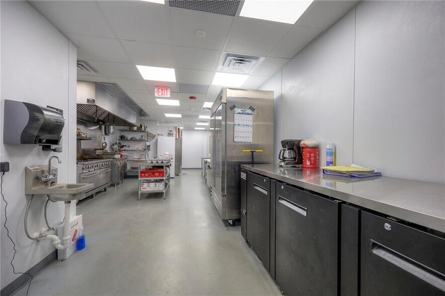 More Photos Of 4545 N Brighton Ave, Kansas City Bar For Sale