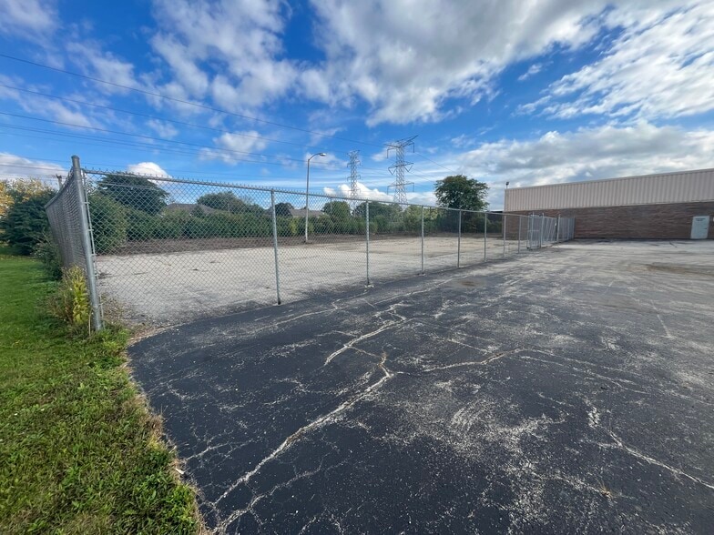 More Photos Of 333 W Washington Blvd, Mundelein Manufacturing For Sale