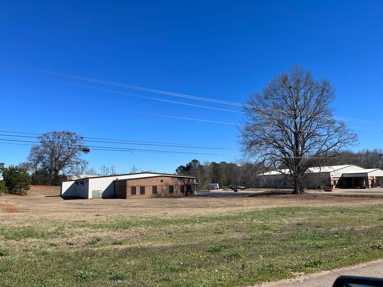 More Photos Of 140 Industrial Park Drive, Forsyth Warehouse For Sale