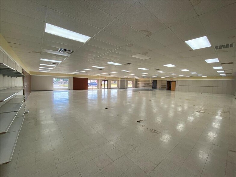 More Photos Of 2821 W 3rd St, Elk City Department Store For Sale