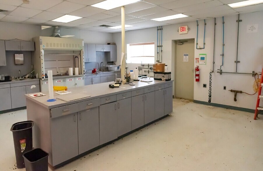 More Photos Of 2995 County Road 430, Pleasanton Warehouse For Sale